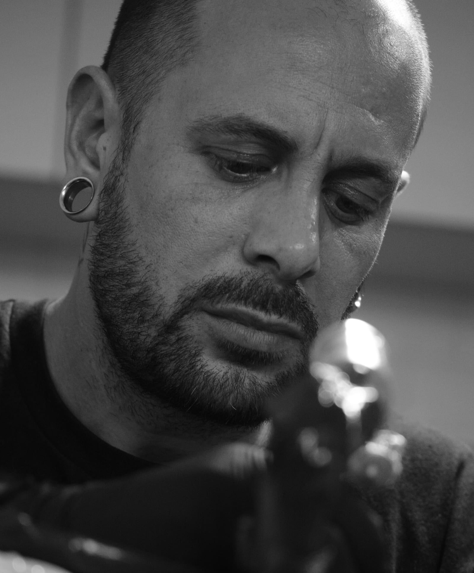 Mariano Zanotti working in his private studio in Palermo